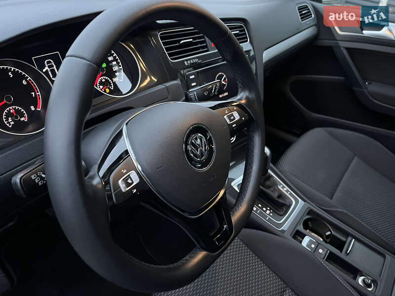 Хетчбек Volkswagen Golf 2020 в Києві