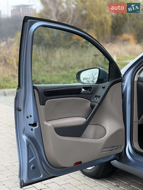 Хэтчбек Volkswagen Golf 2009 в Ровно