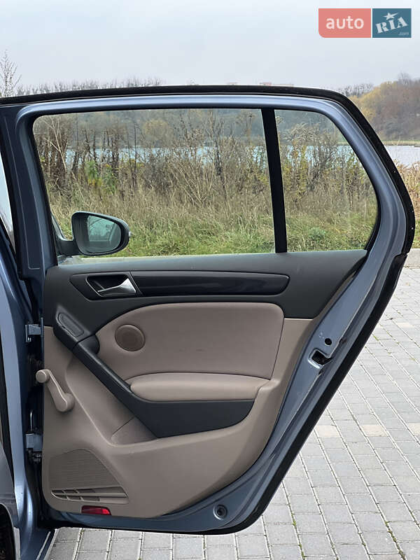 Хэтчбек Volkswagen Golf 2009 в Ровно