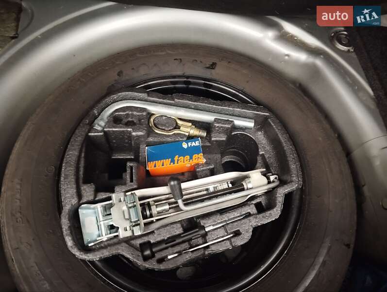 Хэтчбек Volkswagen Golf 2002 в Кривом Роге