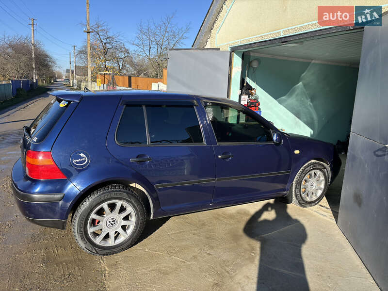 Хетчбек Volkswagen Golf 2000 в Новоселиці