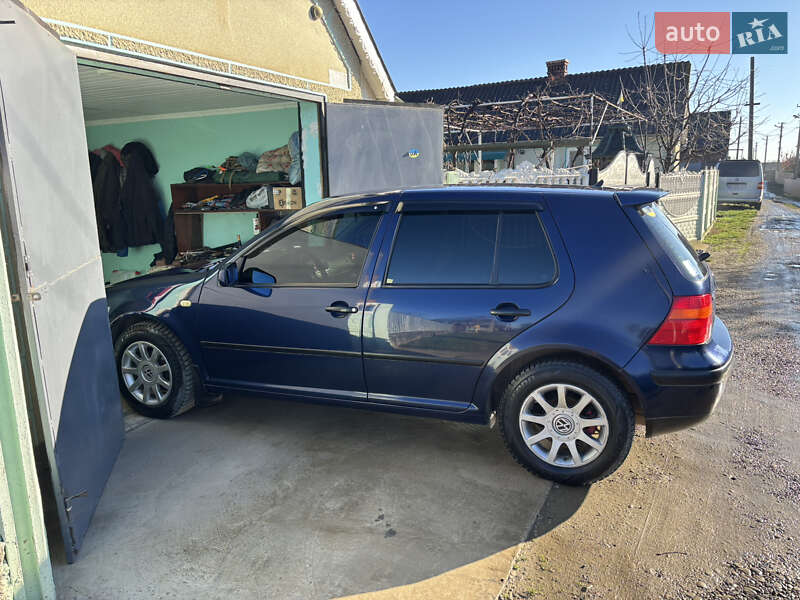 Хетчбек Volkswagen Golf 2000 в Новоселиці