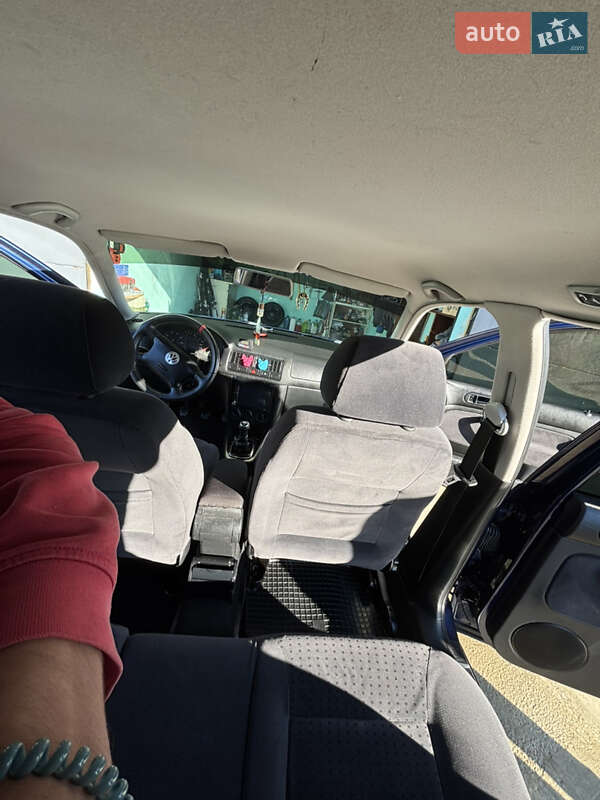 Хетчбек Volkswagen Golf 2000 в Новоселиці