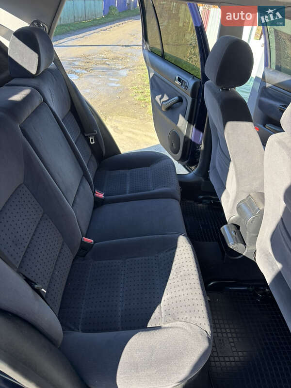 Хетчбек Volkswagen Golf 2000 в Новоселиці