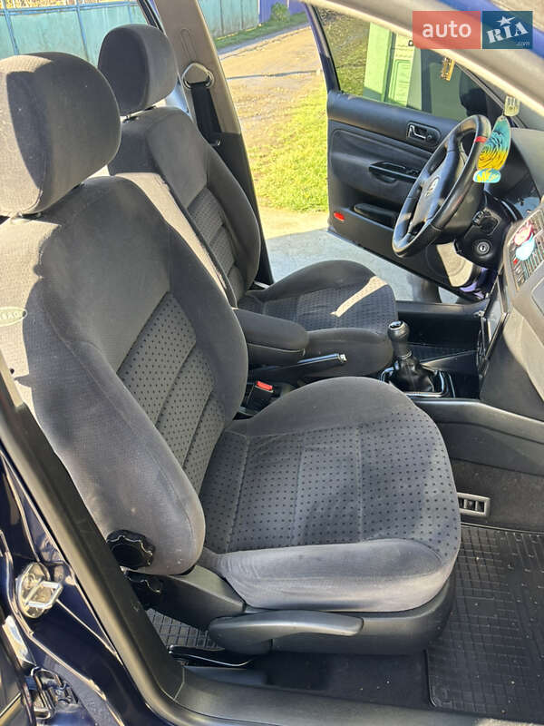 Хетчбек Volkswagen Golf 2000 в Новоселиці