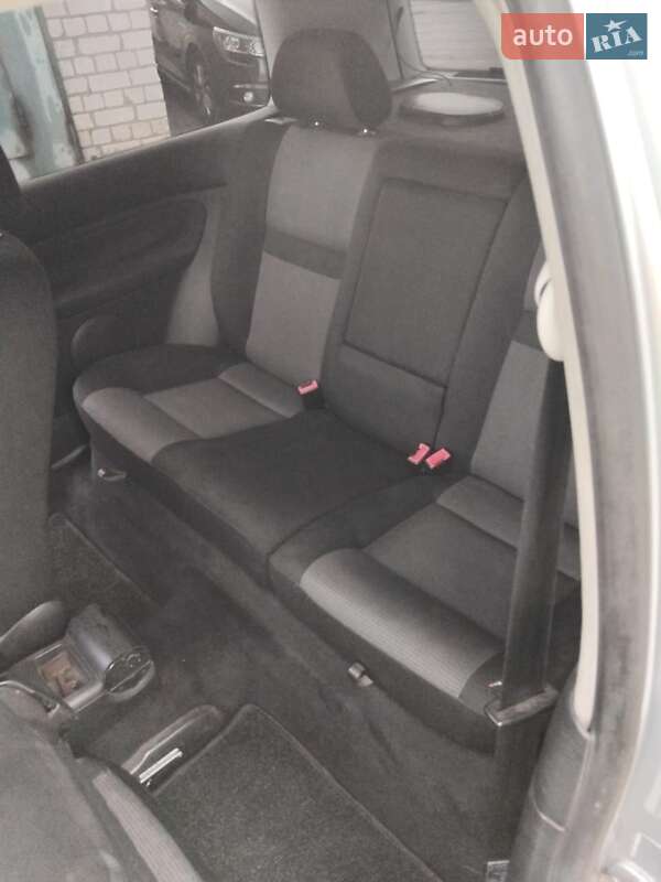 Хетчбек Volkswagen Golf 2001 в Харкові