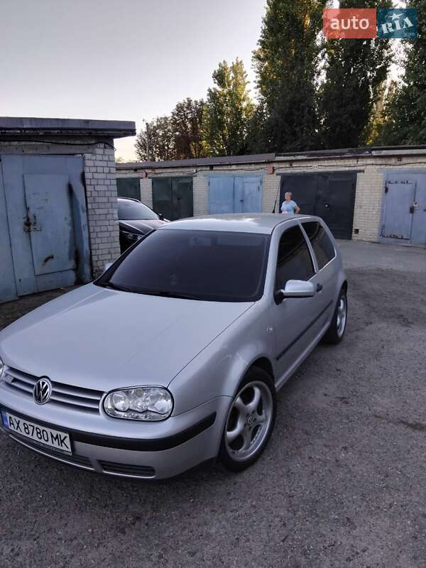 Хетчбек Volkswagen Golf 2001 в Харкові