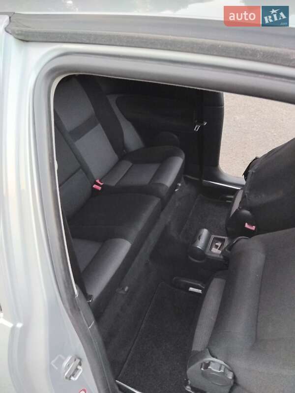 Хетчбек Volkswagen Golf 2001 в Харкові