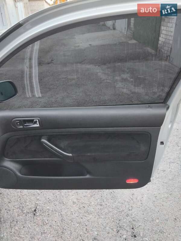 Хетчбек Volkswagen Golf 2001 в Харкові