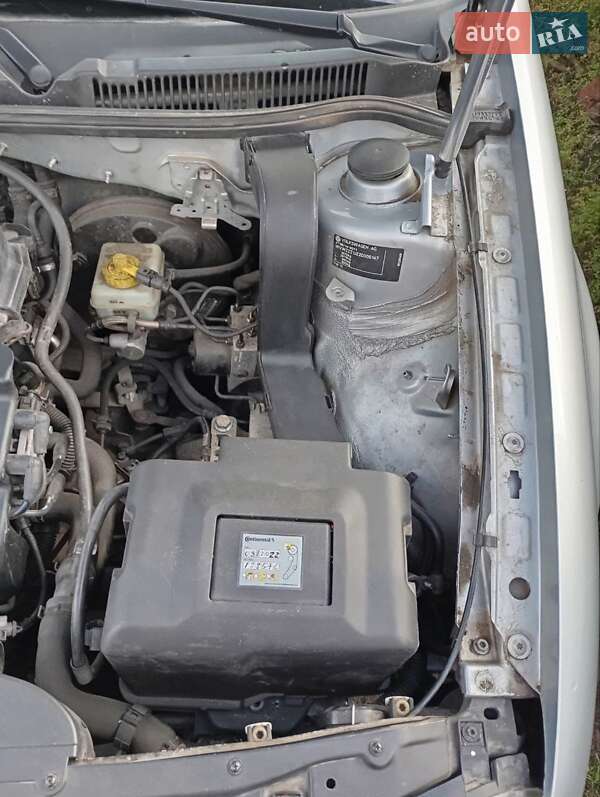 Хетчбек Volkswagen Golf 2001 в Харкові