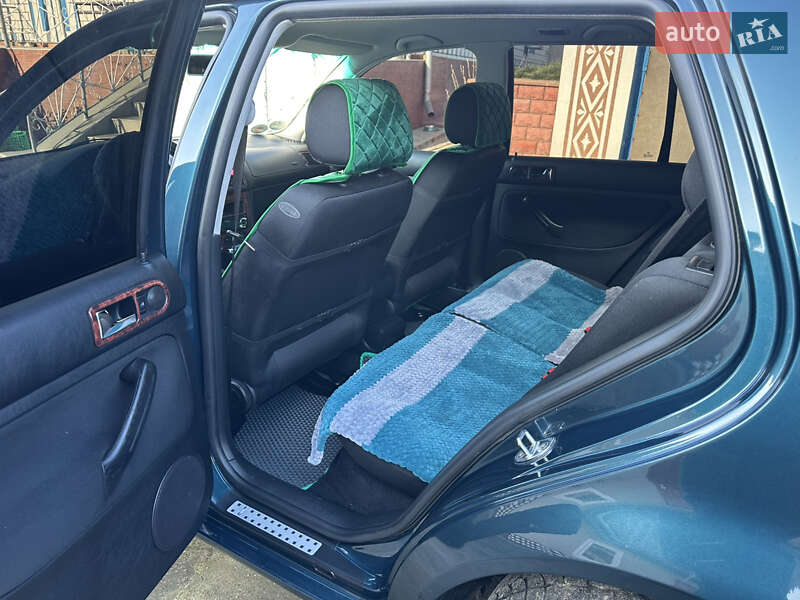 Хетчбек Volkswagen Golf 2002 в Городківці