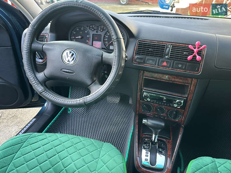 Хетчбек Volkswagen Golf 2002 в Городківці