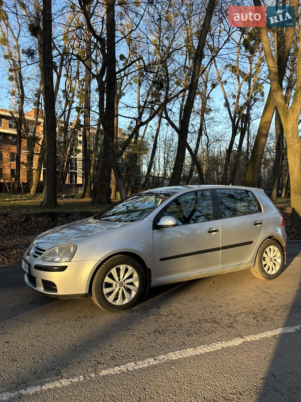 Хетчбек Volkswagen Golf 2003 в Чернівцях