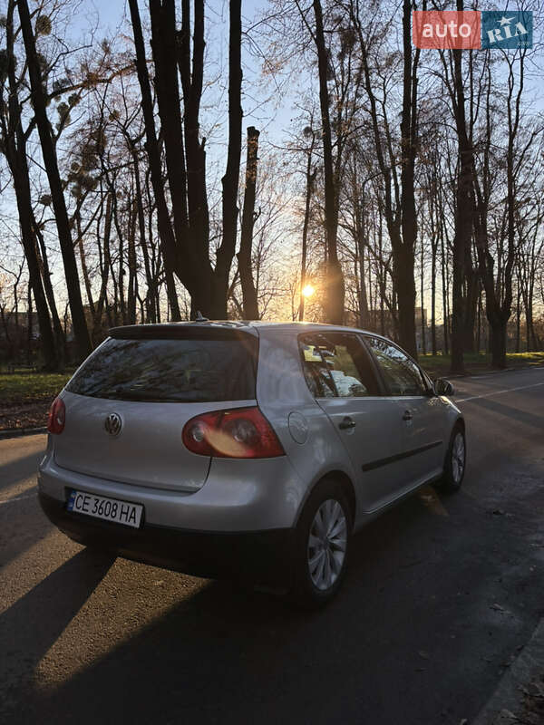 Хетчбек Volkswagen Golf 2003 в Чернівцях