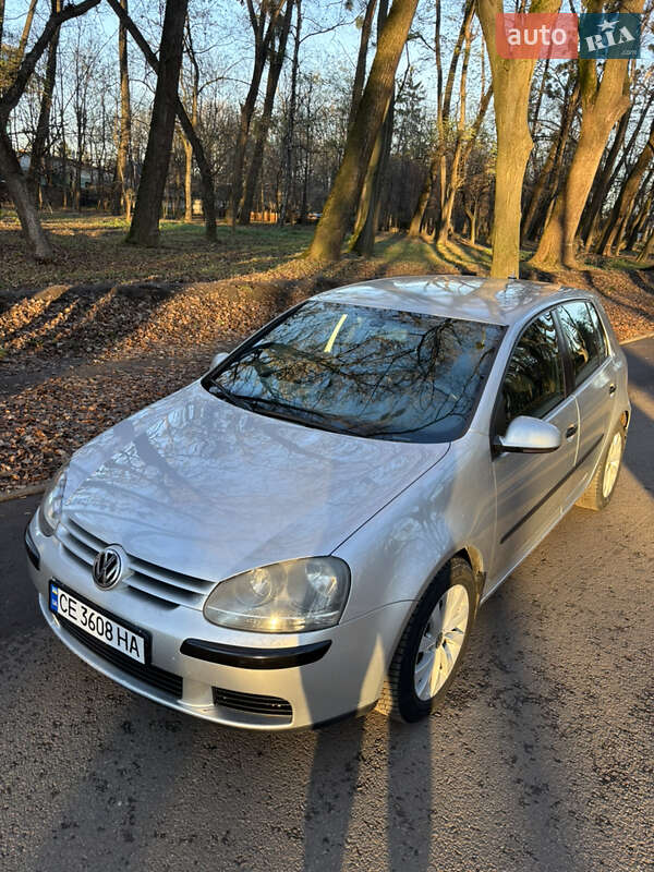 Хетчбек Volkswagen Golf 2003 в Чернівцях
