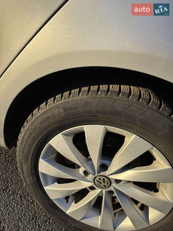 Хетчбек Volkswagen Golf 2003 в Чернівцях