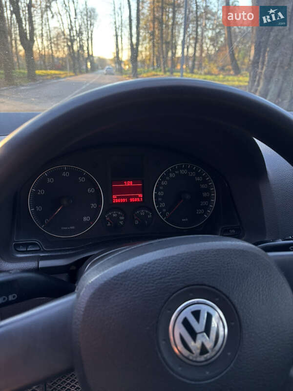 Хетчбек Volkswagen Golf 2003 в Чернівцях