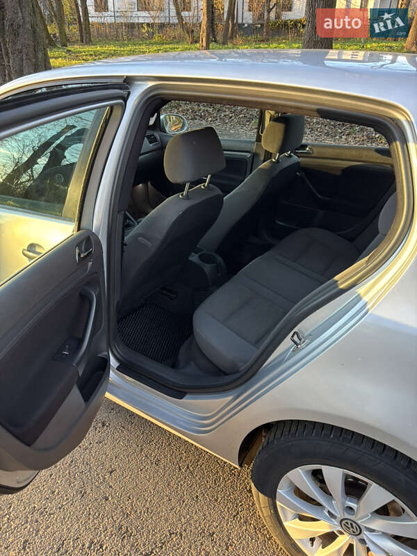 Хетчбек Volkswagen Golf 2003 в Чернівцях