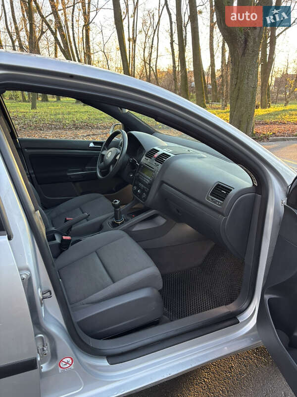 Хетчбек Volkswagen Golf 2003 в Чернівцях