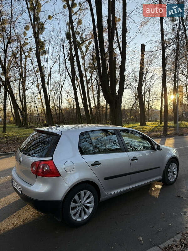 Хетчбек Volkswagen Golf 2003 в Чернівцях