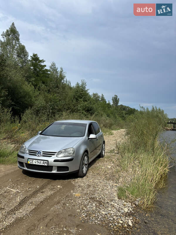 Хетчбек Volkswagen Golf 2003 в Чернівцях