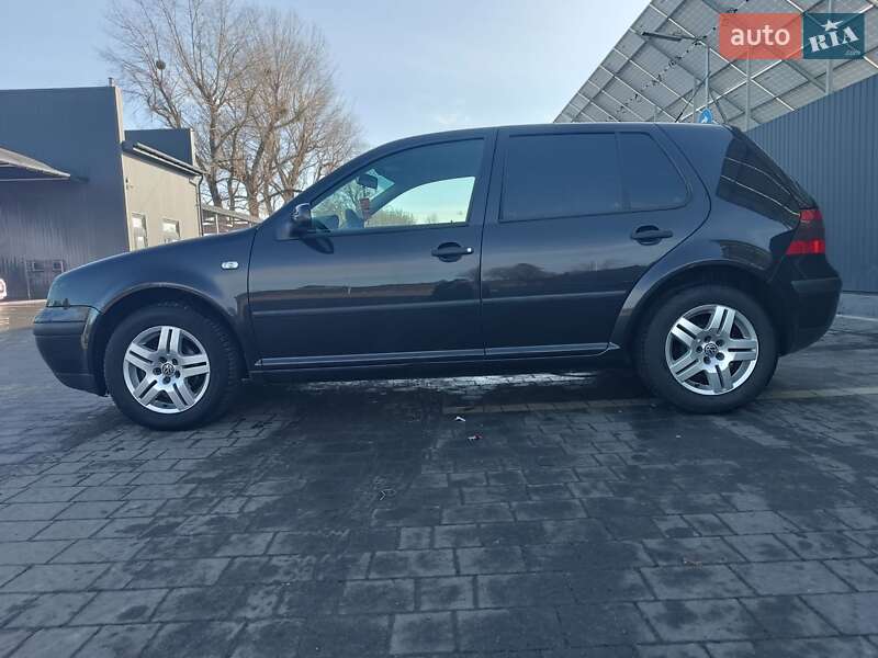 Хэтчбек Volkswagen Golf 2002 в Самборе