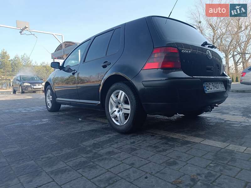 Хэтчбек Volkswagen Golf 2002 в Самборе