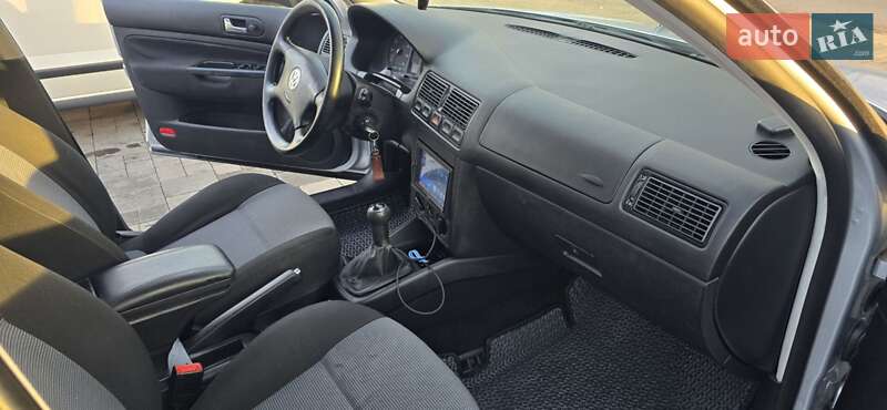 Хэтчбек Volkswagen Golf 2003 в Ровно