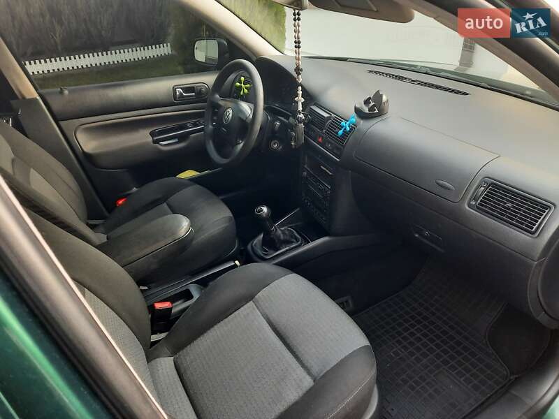 Хетчбек Volkswagen Golf 2003 в Львові