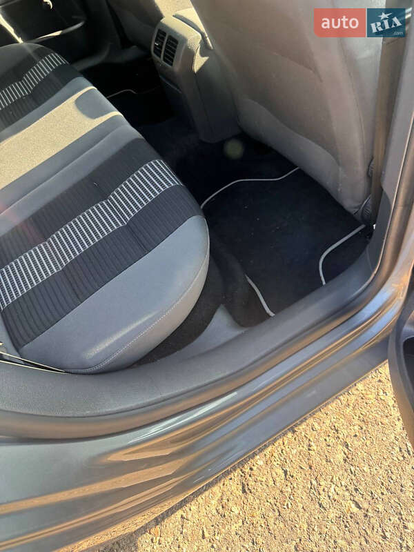 Хэтчбек Volkswagen Golf 2008 в Смеле