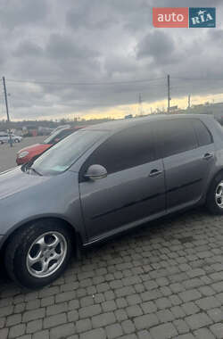 Хетчбек Volkswagen Golf 2004 в Чернівцях