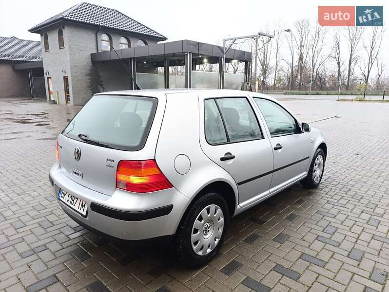 Хэтчбек Volkswagen Golf 2002 в Ровно