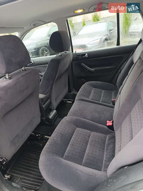 Хэтчбек Volkswagen Golf 2002 в Ровно