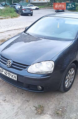 Хетчбек Volkswagen Golf 2004 в Запоріжжі