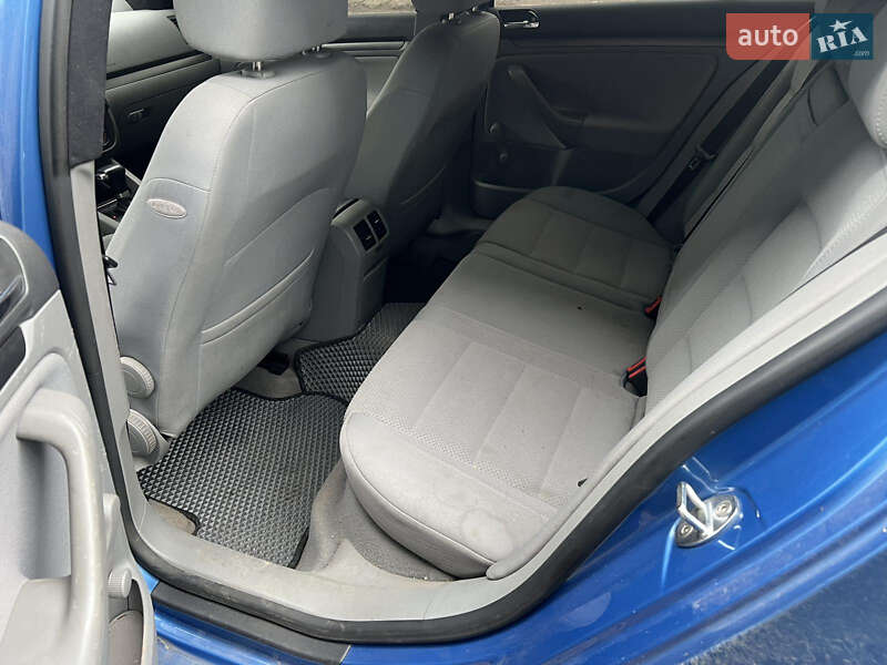 Хетчбек Volkswagen Golf 2005 в Харкові