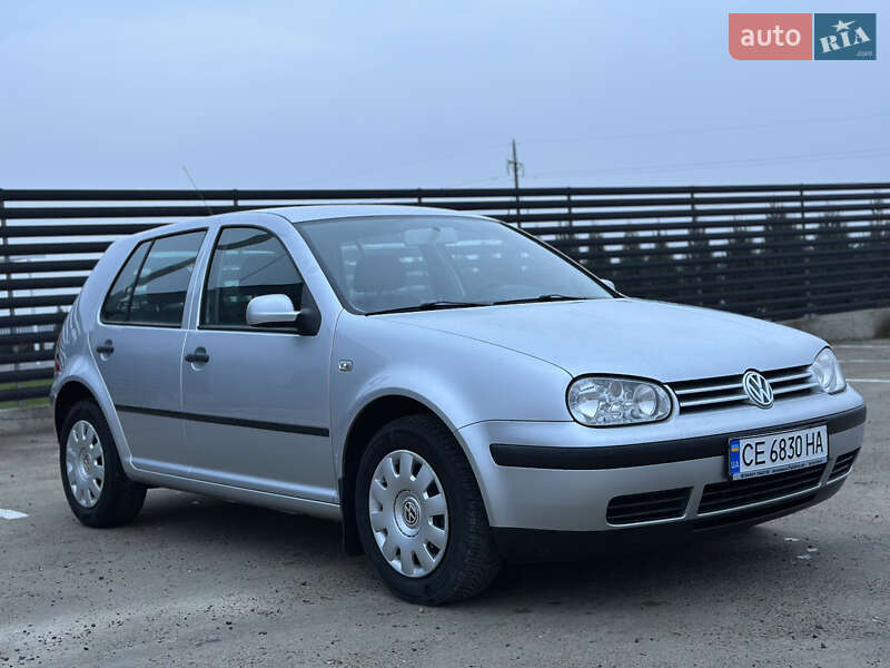 Хетчбек Volkswagen Golf 2001 в Чернівцях