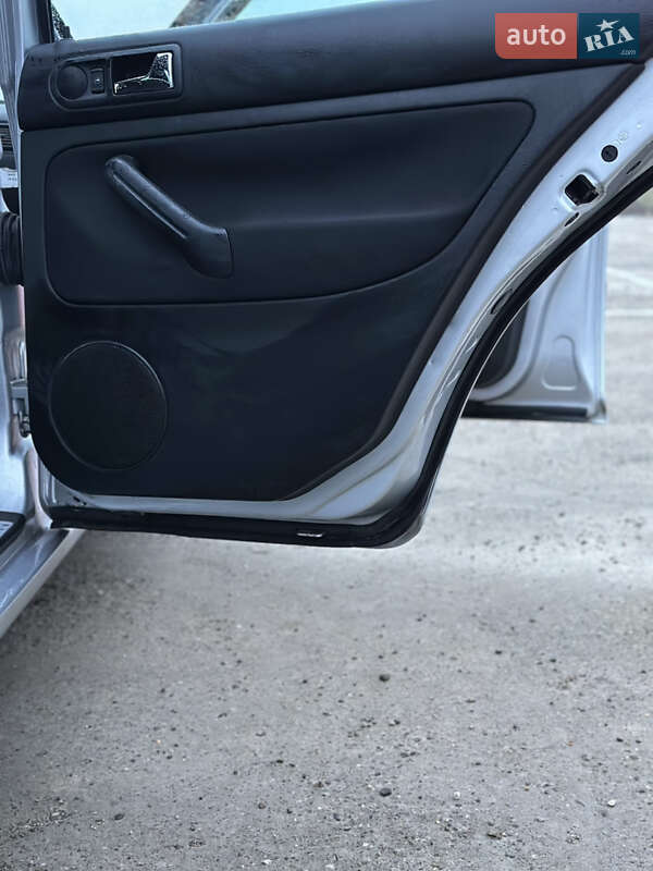 Хетчбек Volkswagen Golf 2001 в Чернівцях