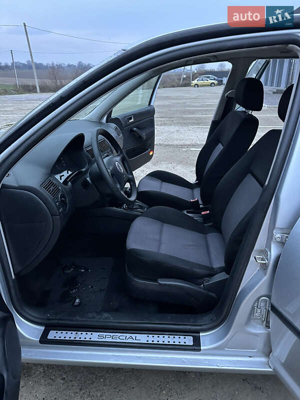 Хетчбек Volkswagen Golf 2001 в Чернівцях