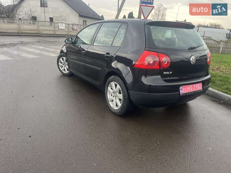 Хэтчбек Volkswagen Golf 2005 в Остроге