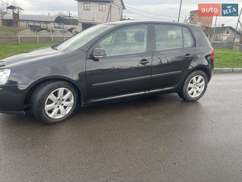 Хэтчбек Volkswagen Golf 2005 в Остроге