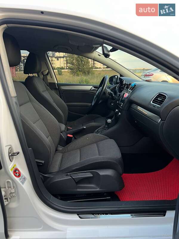 Хэтчбек Volkswagen Golf 2010 в Киеве