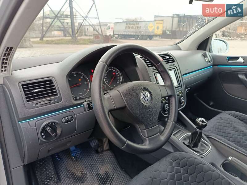 Хэтчбек Volkswagen Golf 2008 в Запорожье