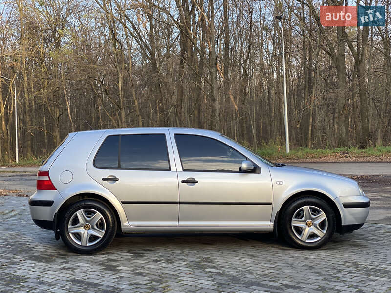 Хэтчбек Volkswagen Golf 2003 в Киеве