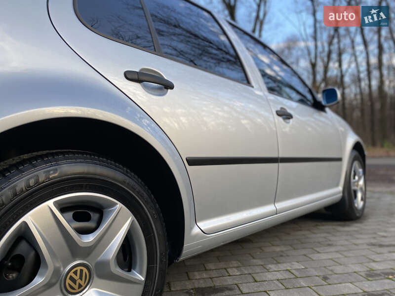 Хэтчбек Volkswagen Golf 2003 в Киеве