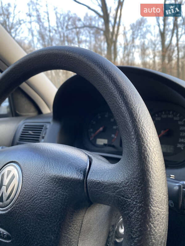 Хэтчбек Volkswagen Golf 2003 в Киеве