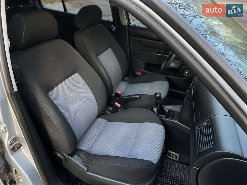 Хэтчбек Volkswagen Golf 2003 в Киеве