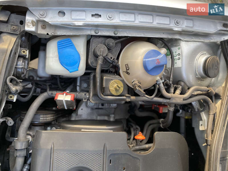 Хэтчбек Volkswagen Golf 2003 в Киеве