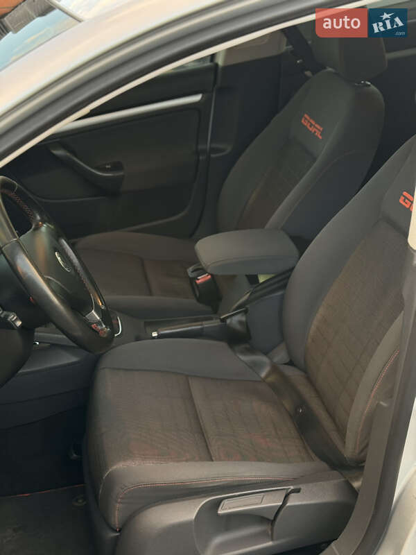 Хетчбек Volkswagen Golf 2006 в Звягелі