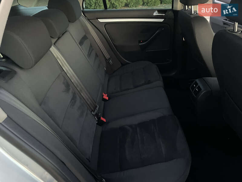 Універсал Volkswagen Golf 2011 в Сарнах