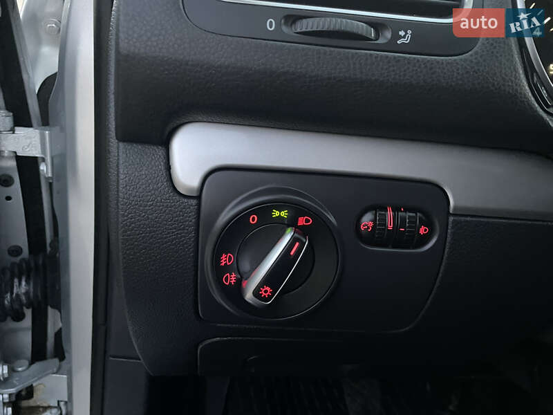 Універсал Volkswagen Golf 2011 в Сарнах